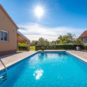 https://kuca-za-odmor-marija-policnik.hotelinzadar.com